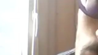 Jean-benjamin présente un gateau