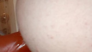 Русский фембой трахает свою попку на публике Кто то проходил мимо)