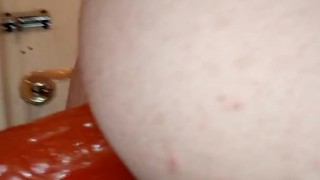 Русский фембой трахает свою попку на публике Кто то проходил мимо)