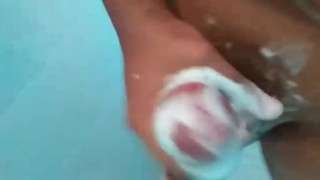 Hombre se masturba rico