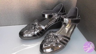 Shoe fetishism 靴フェチ　黒いサンダルにぶっかける