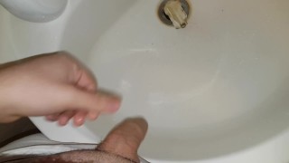 Ragazzo piscia nel lavandino