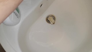 Ragazzo piscia nel lavandino