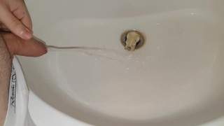 Ragazzo piscia nel lavandino