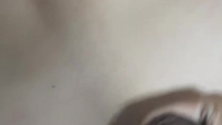 Gostosa dando de quatro e ganhando gozada na raba