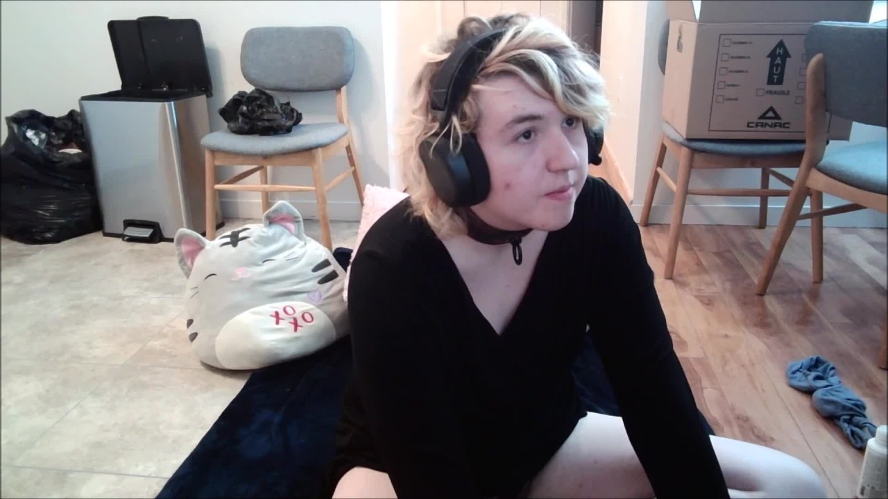 Femboy streaming his anal session with strangers