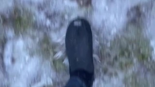 MIt Neoprenschuhen im Schnee und Matsch mit Jeans-Leggings
