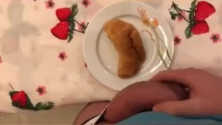 Cornetto farcito con calda sborra