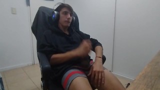 Me corro sobre mi buzo 