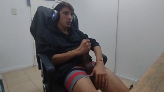 Me corro sobre mi buzo 