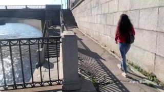 Чуть не попалась когда пописала прямо в публичном месте