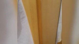 Je réalise le défi de mon abonné : me goder dans une cabine d'essayage 