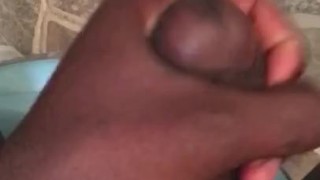 Hombre moreno se pajea rico 