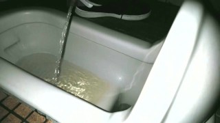 日本人男子大学生が勃起しながら勢いよく大量放尿