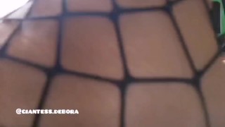 Giganta Debora encoge a su novio y lo atormenta (Trailer)