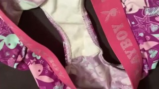 Elle ouvre mon caleçon pour avoir du sperme dans sa culotte 