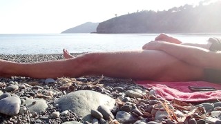 Spelen op het strand met een verrassing