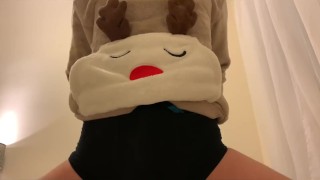 Cute twink boy fingers his tight hole, then cum on the bedsheet