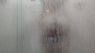 Tomando um banho rápido antes de ir ver o crush