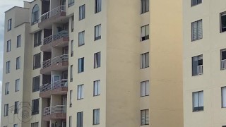 RETO A MI MEJOR AMIGA A QUE SALGA A EL BALCON CON SU VIBRADOR