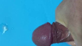 ポルノを見ながらオナニー