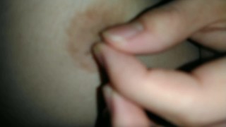 欲求不満の日本人男子大学生が敏感な乳首を虐めて喘ぐ