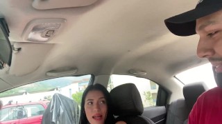 MI CHOFER SE EMOCIONA AL VERME CON MI VIBRADOR ADENTRO