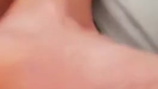 Dando de quatro o cuzinho pro marido e brincando com o vibrador