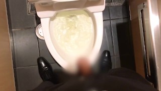 スーツ着たまま駅のトイレでおしっこする見せたがりの変態日本人【#53】