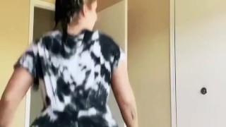 WHITE GIRL TWERKING WITH FAT ASS