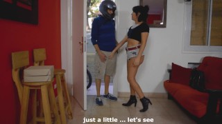 Me desperté muy caliente y llamé al delivery para hacerle una mamada