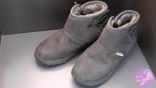 Shoe fetishism 靴フェチ　　グレーのムートンブーツにカムショット