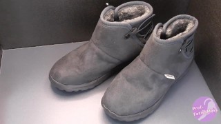 Shoe fetishism 靴フェチ　　グレーのムートンブーツにカムショット