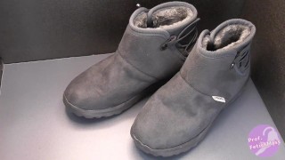 Shoe fetishism 靴フェチ　　グレーのムートンブーツにカムショット