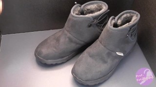 Shoe fetishism 靴フェチ　　グレーのムートンブーツにカムショット