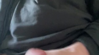  ПАРЕНЬ ДРОЧИТ БОЛЬШОЙ ЧЛЕН , КОНЧАЕТ МНОГО СПЕРМЫ
