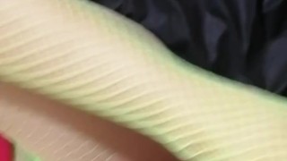 Stuzzico il mio fan con i piedi e le calze a rete
