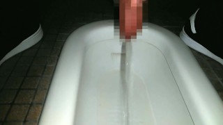 男子大学生が我慢できずに和式トイレで大量放尿！
