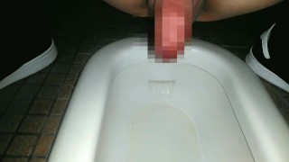 男子大学生が我慢できずに和式トイレで大量放尿！