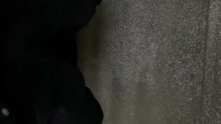 隠れておしっこ
