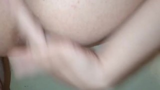 Публичный трах попки пальцами