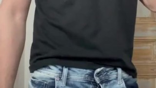 Je me caresse dans mon jean 