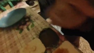 expulsando semen en la hamburguesa de mi tia 