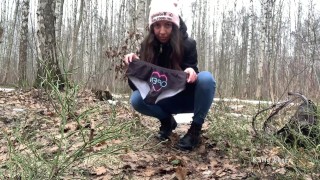 Пописала на свои трусики в лесу, пока никто не видит