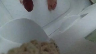 Парень дрочит перед сном, в душевойикабине