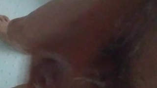 Парень дрочит перед сном, в душевойикабине