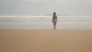 Hot teen girlfriend surprises her boyfriend with her wet pussy on a public beach! - TravellingLovers