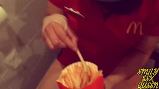 Lady Macdonals quiere sus papas con salsa especial y me la cojo en un baño publico 