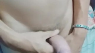 Blanquito Masturbándose en Casa