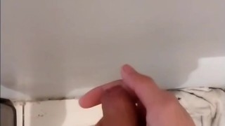 Me masturbo y me corro en la pared 